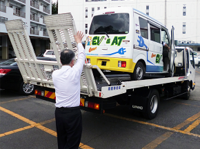 積み込み完了です。校長先生にカンタンに動かす手順の説明をして、いざ新潟へ！