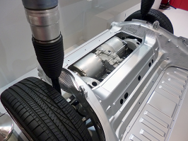 こちらはテスラのフレーム。リアに収納されるモーターは省スペースでコンパクト。テスラのブースではモデルSを展示するも、今回の東京モーターショーでの存在感は薄い。EV劣勢の感は否めない。