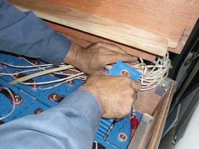 2番電池の取り外し。電池は太ってしまっていても、もう取出し方のコツまでマスターしてしまったほど。