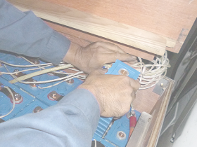 2番電池の取り外し。電池は太ってしまっていても、もう取出し方のコツまでマスターしてしまったほど。