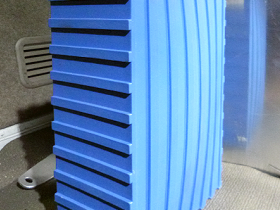 脇が両面とも膨らんでしまった2番電池。完全に終わってしまったと思われる。