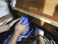 電池BOXの蓋を外し、その蓋を一人が持ち続け、その間に13番電池の取り外しを行なう。一人がBOXを力で押して隙間を作り、その隙に電池を取り上げるというアナログ作業となる。