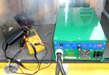 定電圧充電器と電流計と電圧計。値を常にチェックしながら、充電電流を調整していかなくてはならない。