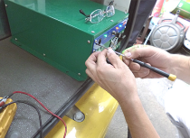 元気のいい電池とそうでない電池がいるため、送電量と圧をまめに変更し、事故の起きないよう、人間によるチェック&調整が必要なのだ。