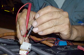 BMSの配線を外し、テスターで電気の反応を測る。電気が来ていることがわかり、問題は配線抜けや断線でないことが判明。