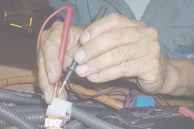 BMSの配線を外し、テスターで電気の反応を測る。電気が来ていることがわかり、問題は配線抜けや断線でないことが判明。