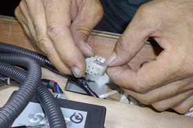 以前、カプラーから配線が抜け落ちていたことがあり、そのあたりを一応確認。カプラー回りのトラブルではなさそうだ。