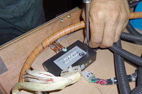 電池のボルト表示を正常にモニターへ送れているBMS回路を取り外し、0.00Vを表示している電池のBMS回路と取り替えて、再度つないでみると、V表示が正常値を示した。このことから問題の本質は電池ではなく、BMS回路にありと判断。13番、21番の2つの電池は正常で、これらをコントロールしているBMS回路が不良であると結論づけ、新品のBMS回路を2つ取り寄せることにした。