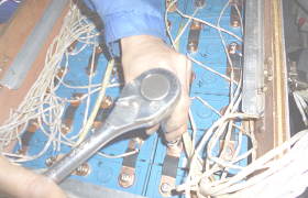 取り替えた電池をしっかりと固定し、再び試運転がはじまる。