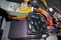 コントローラーには専用電動ファンを装着