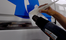 クォーターパネルのアール部分のデカール貼り