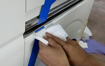 反対側も同じように隙間に押し込んで水抜き