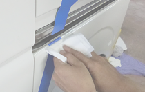 反対側も同じように隙間に押し込んで水抜き