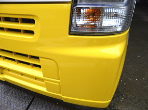 前後のバンパーはイエロー