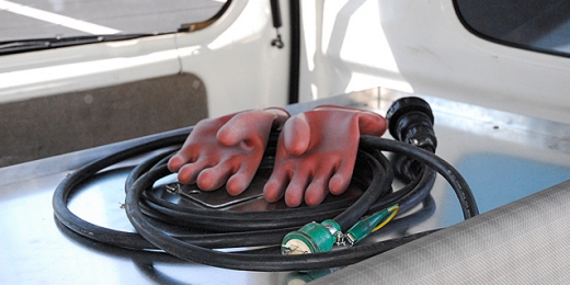 絶縁グローブを車載