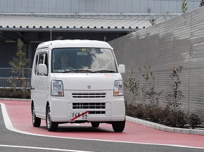 軽快な走りを見せるEVエブリィ