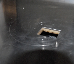 ブレーカーのスイッチ動作をするための穴