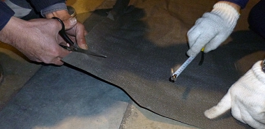 床の敷きマットを電池BOXに合わせて切り落し