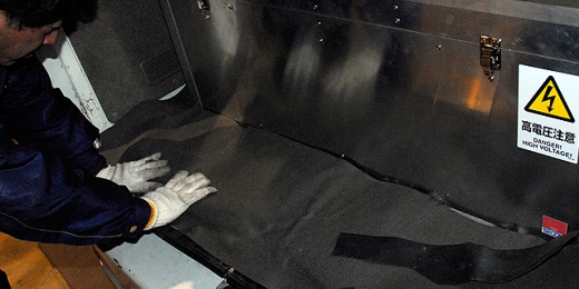 電池BOXに合わせて切り落とされたマットをきれいにはめ込み