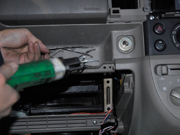 エアソーでコンソールを切りはじめる