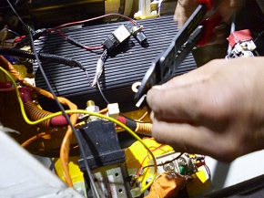 モーターコントローラーのサーモとATの変速タイミング調整用のコントロールスイッチを配線