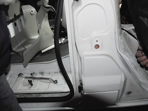 運転席のドア開閉で電源をON/OFFさせるスイッチをピラー側に取り付け