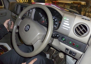 キーを差し込み、READYスタートボタンを押して、ギアをDレンジに