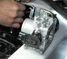 エンジンルーム内での設置を検討