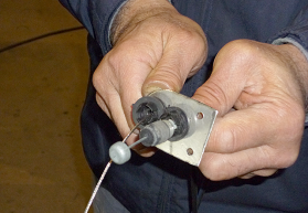 2つのスロットルワイヤーを止めるステーを鉄板で加工製作