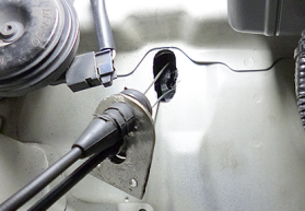 ステーに2本のスロットルワイヤーを通してトゥボードの穴に入れてアクセルペダルとつなぐ