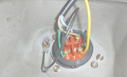 充電口の裏側
