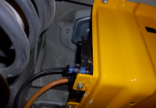 充電器はこのブラケットにすっぽりと隠れるように設置