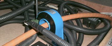 電流計は中蓋上でブレーカーケーブルを通して固定