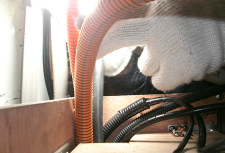 配線ケーブルが電池BOXから下側へなかなか入っていかない