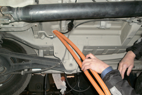 下側に配線ケーブルを引き込む作業