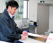 登録申請の書類を窓口に提出