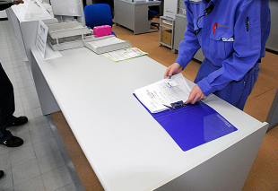 書類を相談窓口に提出