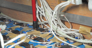 リチウム電池に通電用銅版とBMSの配線を工具で共締め