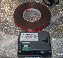 モニターはブチル系のテープでしっかり固定