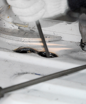 電池のケーブルを通すボディの穴を鉄ヤスリでバリ取り