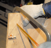 中蓋にBMSの配線出口が足らず、大工仕事