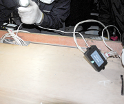 配線を出し、中蓋を止め金で固定