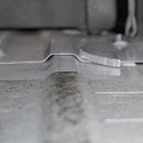 荷台の波状箇所には半月の鉄板を配置