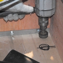 収納BOXに電池の配線ケーブル用の穴をホールソーで空ける