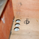 3カ所に太めの穴を空けて、ここから配線ケーブルを通す