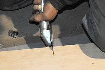 大工仕事も自動車屋はエアツールで作業性向上