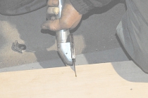 大工仕事も自動車屋はエアツールで作業性向上