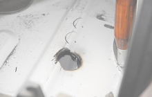 収納BOXと同じ位置で空けた穴