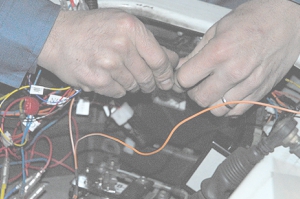 ハーネスの接続作業を進める