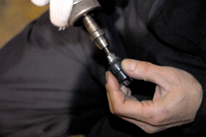 化粧蓋をヒータースイッチのサイズで穴を空け、リューターで削りながら整える